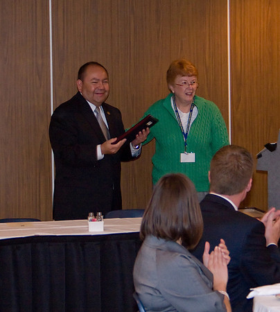 Mary Jane Nelson presenting Governor Anoatubby the Dr. Bill Pennington award